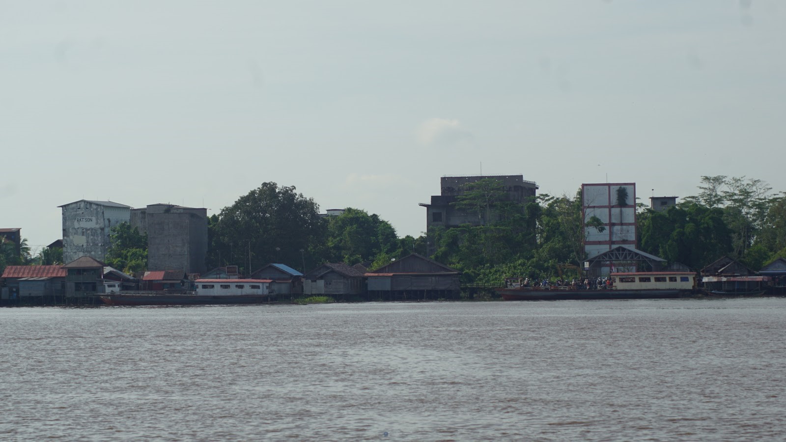 RBW di pinggir sungai